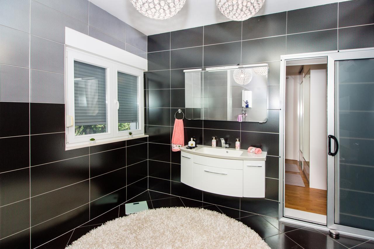 Apartment Villa Rina- Heated Salt Water Pool Kastela Luaran gambar
